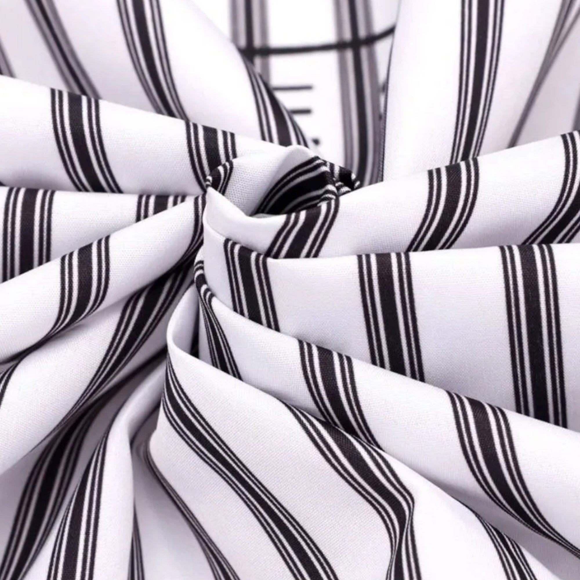 Wahl Barber Gown Black / White